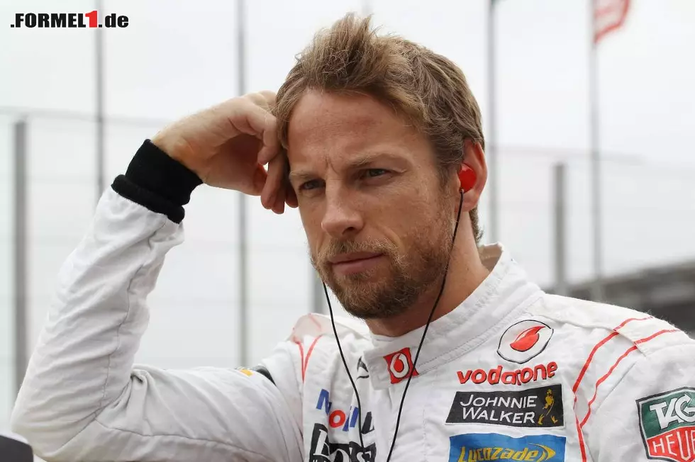 Foto zur News: Nachdenklich: In der abgelaufenen Saison hatten Button und sein Team McLaren eher weniger zu lachen