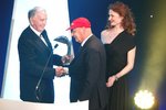 Foto zur News: John Watson überreicht Niki Lauda die Auszeichnung