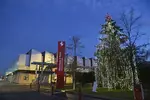 Foto zur News: Ferrari in Weihnachtsstimmung: Vor dem Firmenrestaurant Il Podio steht ein Weihnachtsbaum der Stadt Bruneck