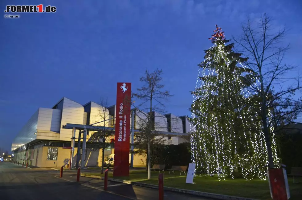 Foto zur News: Ferrari in Weihnachtsstimmung: Vor dem Firmenrestaurant Il Podio steht ein Weihnachtsbaum der Stadt Bruneck