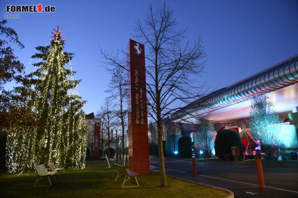 Foto zur News: Ferrari in Weihnachtsstimmung: Vor dem Firmenrestaurant Il Podio steht ein Weihnachtsbaum der Stadt Bruneck