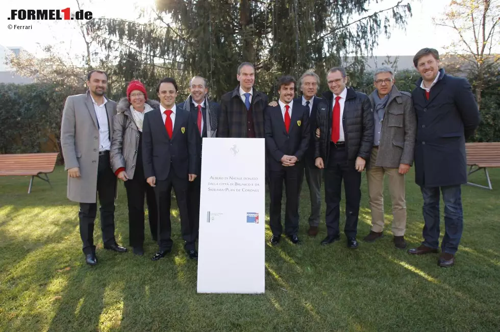 Fernando Alonso, Felipe Massa, Stefano Domenicali und Luca di Montezemolo (Ferrari) nehmen den Weihnachtsbaum von Vertretern der Stadt Bruneck in Empfang Foto zur News: Fernando Alonso, Felipe Massa, Stefano Domenicali und Luca di Montezemolo (Ferrari) nehmen den Weihnachtsbaum von Vertretern der Stadt Bruneck in Empfang