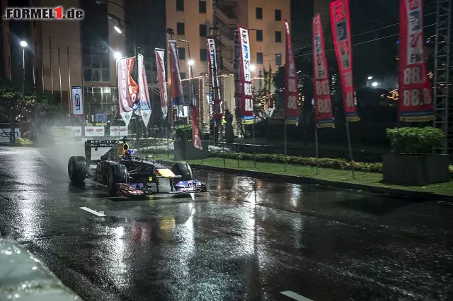 Foto zur News: "Gearbeitet" wurde natürlich auch: Der Australier drehte zur Unterstützung des "Colombo Night Race Festivals" bei Regen und Dunkelheit drei Runden...