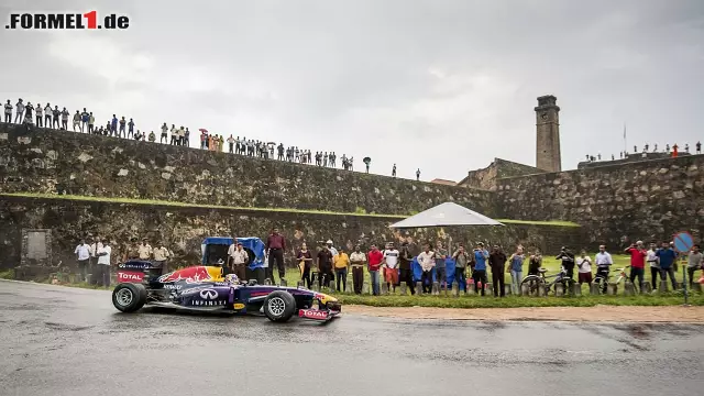 Foto zur News: Daniel Ricciardo driftete im RB7 durch die nassen und sandigen Straßen Sri Lankas...