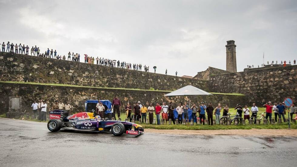 Foto zur News: Daniel Ricciardo driftete im RB7 durch die nassen und sandigen Straßen Sri Lankas...