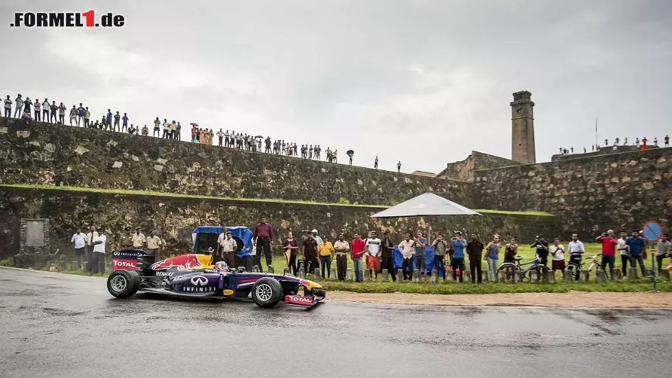Foto zur News: Daniel Ricciardo driftete im RB7 durch die nassen und sandigen Straßen Sri Lankas...