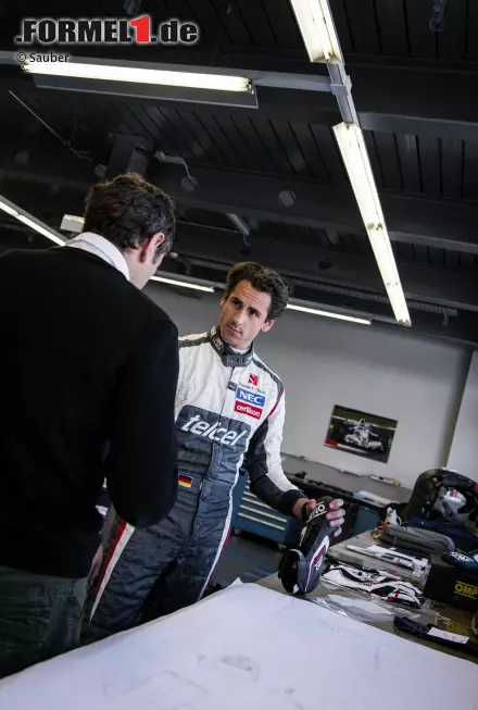 Foto zur News: Sitzanpassung von Adrian Sutil (Sauber) in Hinwil