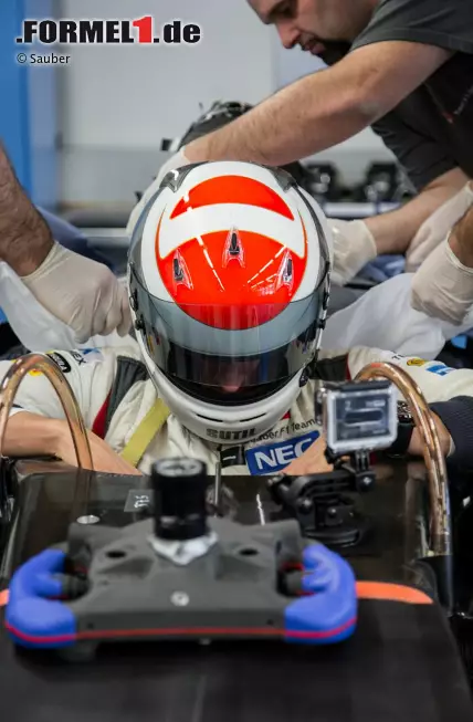 Foto zur News: Sitzanpassung von Adrian Sutil (Sauber) in Hinwil