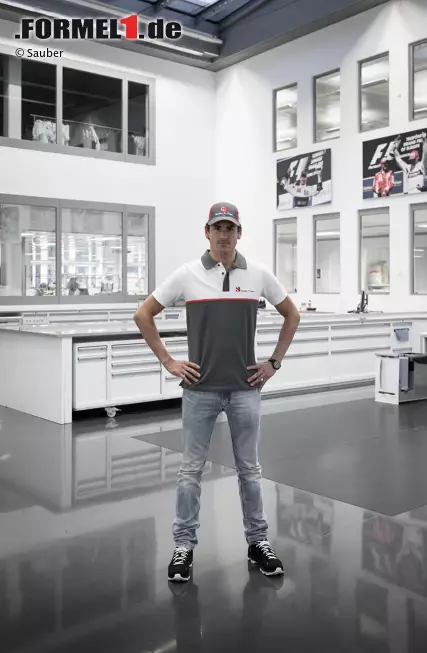 Foto zur News: Sitzanpassung von Adrian Sutil (Sauber) in Hinwil