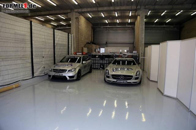 Foto zur News: Das Ersatz-Safety-Car und das Medical-Car in der FIA-Garage