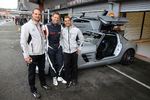 Gallerie: Bernd Mayländer und die zwei zuständigen AMG-Mechaniker vor dem Safety-Car, einem Mercedes-Benz SLS AMG
