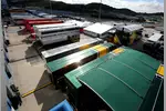 Foto zur News: Motorhomes im Paddock