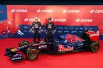 Foto zur News: Daniil Kwjat (Toro Rosso) und Jean-Eric Vergne mit dem Toro-Rosso-Renault STR9