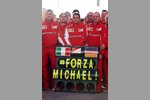 Foto zur News: Das Ferrari-Team grüßt Michael Schumacher, der nach wie vor im Koma liegt