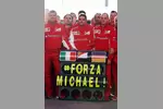 Foto zur News: Das Ferrari-Team grüßt Michael Schumacher, der nach wie vor im Koma liegt