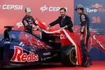 Foto zur News: Daniil Kwjat und Jean-Eric Vergne enthüllen den Toro-Rosso-Renault STR9