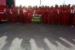 Foto zur News: Grußbotschaft des Ferrari-Teams an Michael Schumacher, der immer noch im Koma liegt