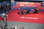 Foto zur News: Jean-Eric Vergne fotografiert den Toro-Rosso-Renault STR9 für Twitter