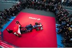 Foto zur News: Daniil Kwjat und Jean-Eric Vergne enthüllen den Toro-Rosso-Renault STR9