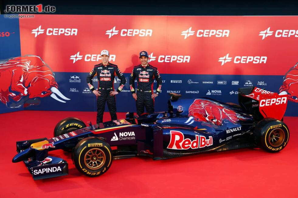 Foto zur News: Daniil Kwjat (Toro Rosso) und Jean-Eric Vergne mit dem Toro-Rosso-Renault STR9