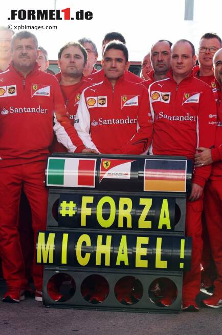 Foto zur News: Das Ferrari-Team grüßt Michael Schumacher, der nach wie vor im Koma liegt