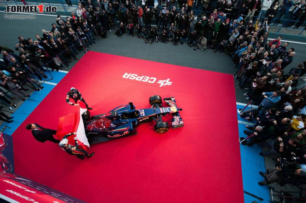 Foto zur News: Daniil Kwjat und Jean-Eric Vergne enthüllen den Toro-Rosso-Renault STR9