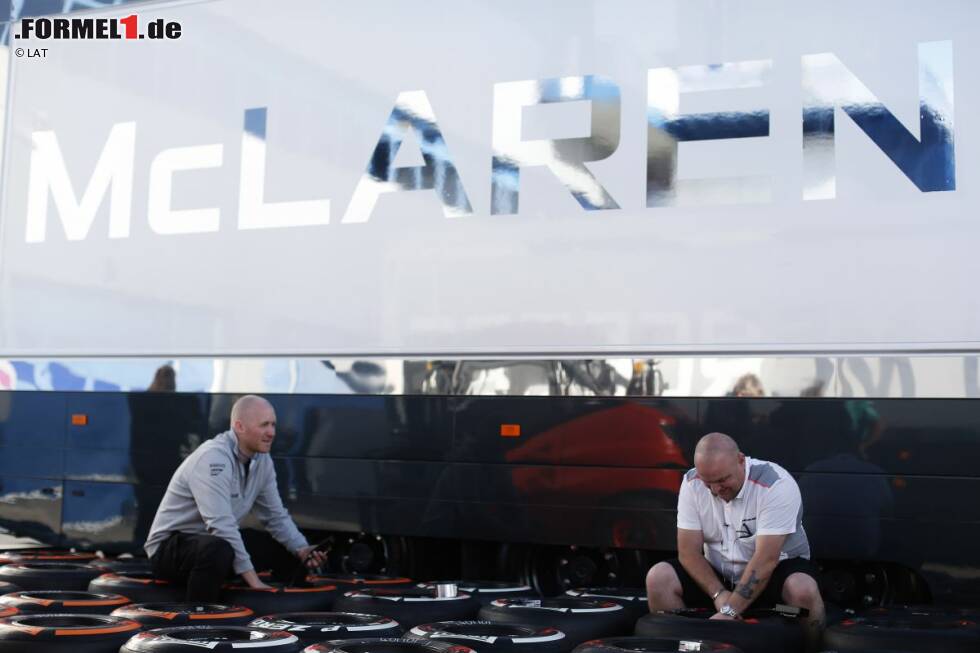 Foto zur News: McLaren-Mechaniker bei der Arbeit
