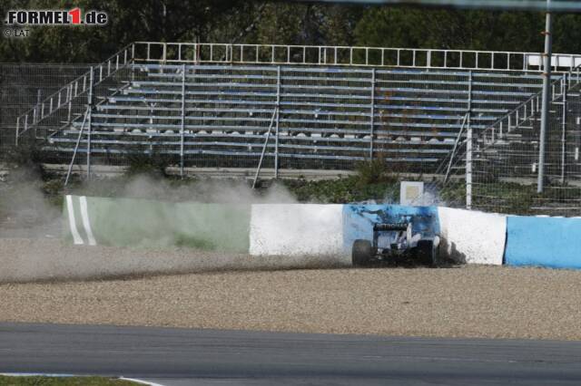 Foto zur News: Lewis Hamilton fährt fast frontal in die Reifenstapel, ...