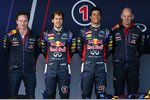 Foto zur News: Christian Horner, Sebastian Vettel (Red Bull), Daniel Ricciardo (Red Bull) und Adrian Newey