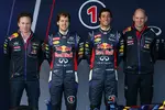 Foto zur News: Christian Horner, Sebastian Vettel (Red Bull), Daniel Ricciardo (Red Bull) und Adrian Newey