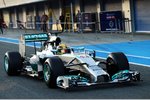 Foto zur News: Das erste Auto auf der Strecke: Lewis Hamilton (Mercedes)