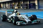 Foto zur News: Das erste Auto auf der Strecke: Lewis Hamilton (Mercedes)