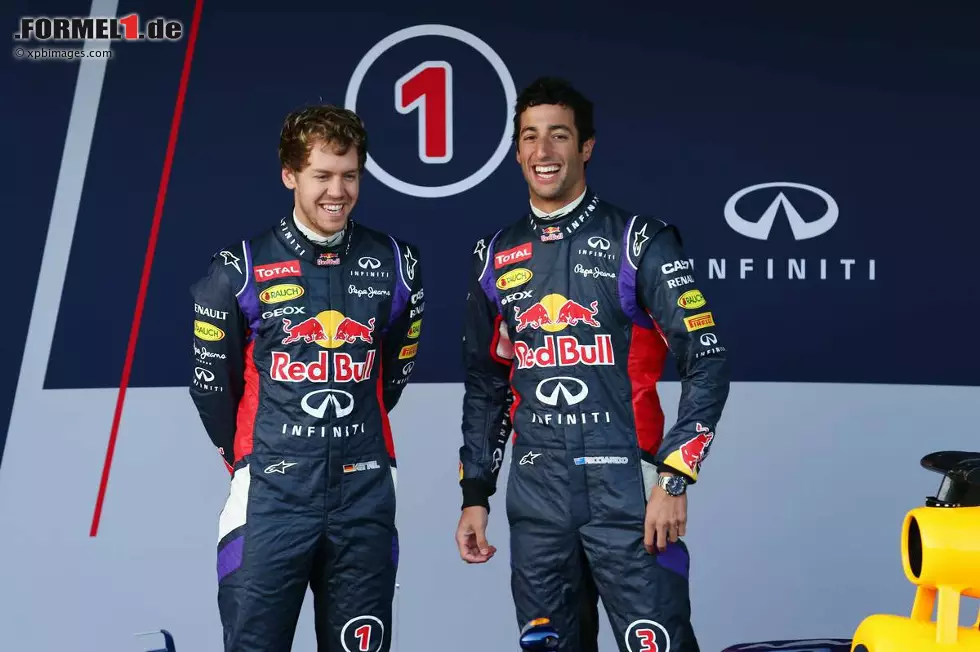 Foto zur News: Sebastian Vettel (Red Bull) und Daniel Ricciardo (Red Bull)