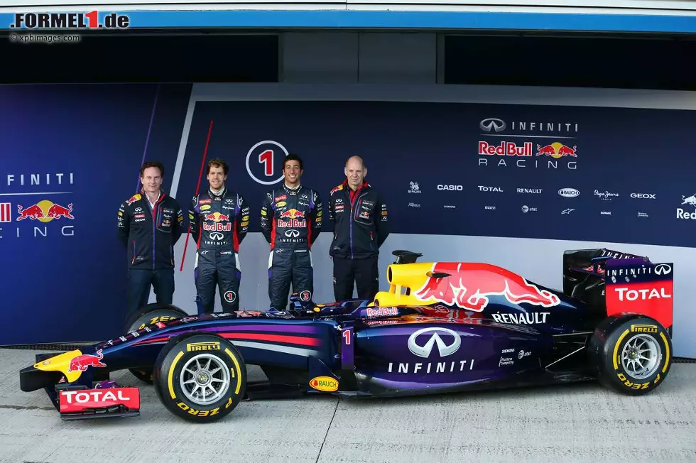 Foto zur News: Christian Horner, Sebastian Vettel (Red Bull), Daniel Ricciardo (Red Bull) und Adrian Newey