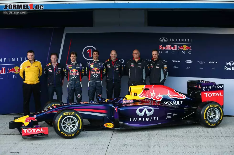 Foto zur News: Rob White, Christian Horner, Sebastian Vettel (Red Bull), Daniel Ricciardo (Red Bull) und Adrian Newey