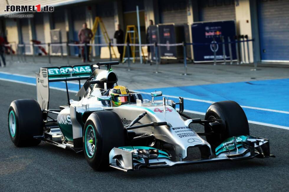 Foto zur News: Das erste Auto auf der Strecke: Lewis Hamilton (Mercedes)