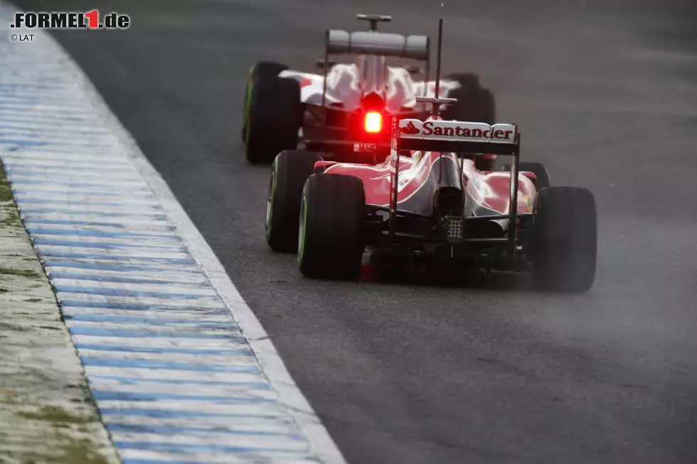 Foto zur News: Esteban Gutierrez (Sauber) und Kimi Räikkönen (Ferrari)