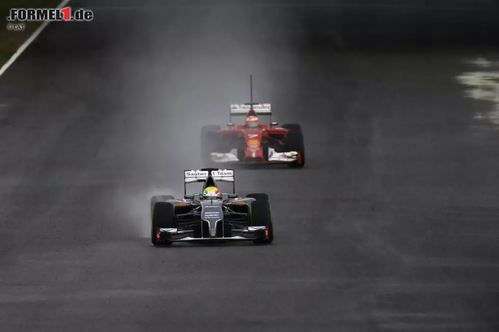 Foto zur News: Esteban Gutierrez (Sauber) und Kimi Räikkönen (Ferrari)