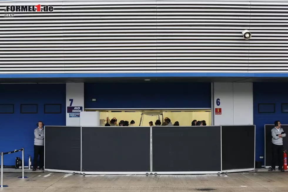 Foto zur News: McLaren-Box vor dem ersten Run