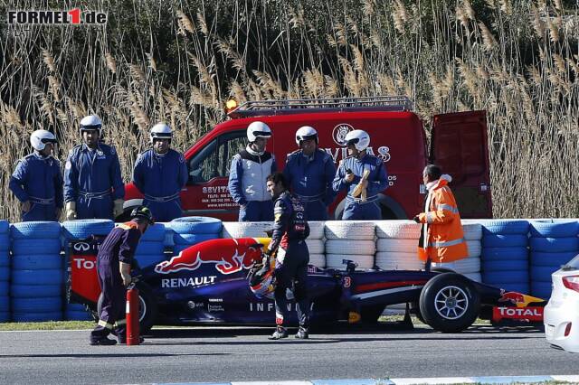 Foto zur News: Es wird immer schlimmer für Red Bull: Nachdem schon Sebastian Vettel an den vergangenen beiden Tagen vom Pech verfolgt wurde, erwischte es nun auch Daniel Ricciardo. Nur drei Runden hielt der RB10 durch