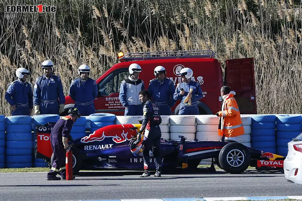 Foto zur News: Es wird immer schlimmer für Red Bull: Nachdem schon Sebastian Vettel an den vergangenen beiden Tagen vom Pech verfolgt wurde, erwischte es nun auch Daniel Ricciardo. Nur drei Runden hielt der RB10 durch