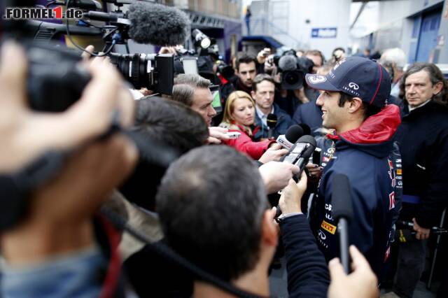 Foto zur News: Daniel Ricciardo musste sich allerdings noch ein paar Fragen gefallen lassen. Nur sieben Runden schaffte der Australier heute und wurde nur Letzter