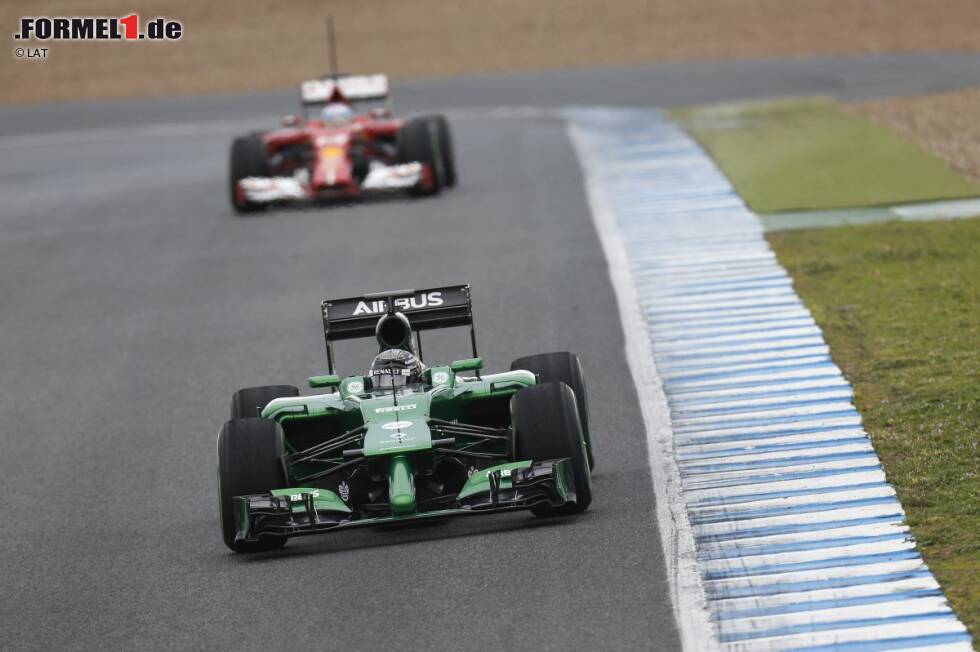 Foto zur News: Kamui Kobayashi (Caterham) und Fernando Alonso (Ferrari)