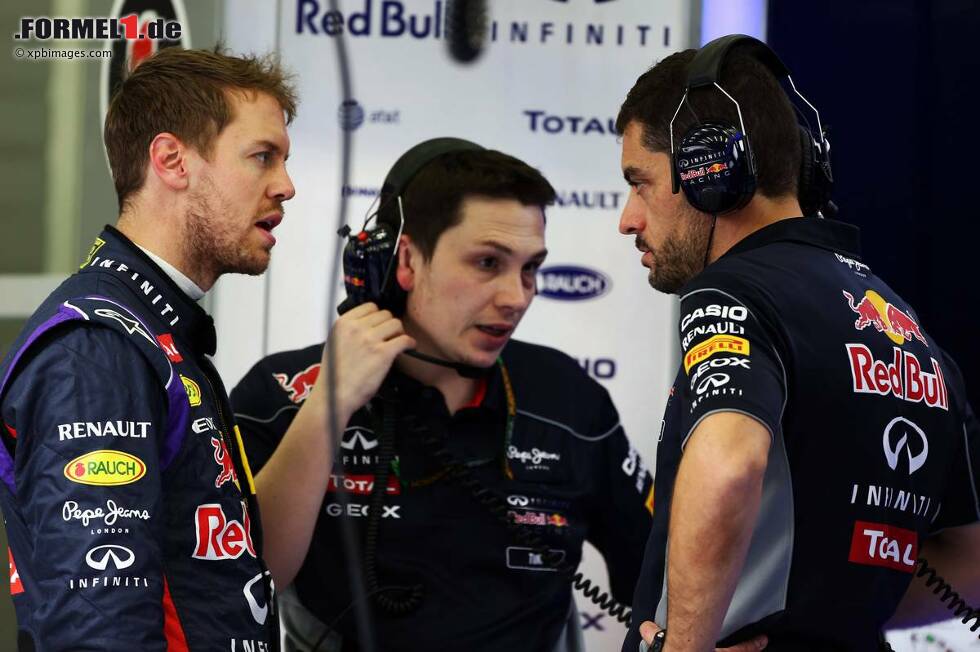 Foto zur News: Sebastian Vettel hat wieder Redebedarf: Auch am ersten Testtag in Bahrain läuft der RB10 nicht rund. Erneut schafft der Weltmeister nur wenige Runden (14) und muss sich am Ende mit Platz fünf begnügen