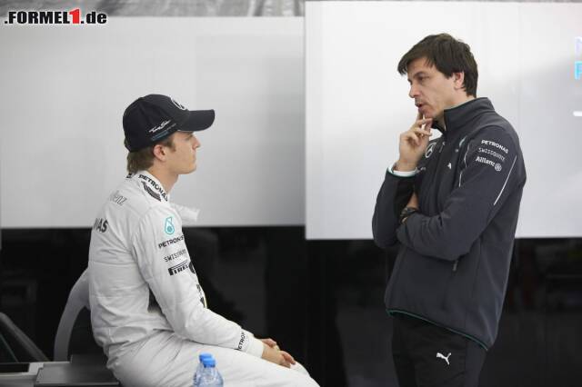 Foto zur News: Toto Wolff (rechts) musste tröstende Worte für Mercedes-Pilot Nico Rosberg finden.