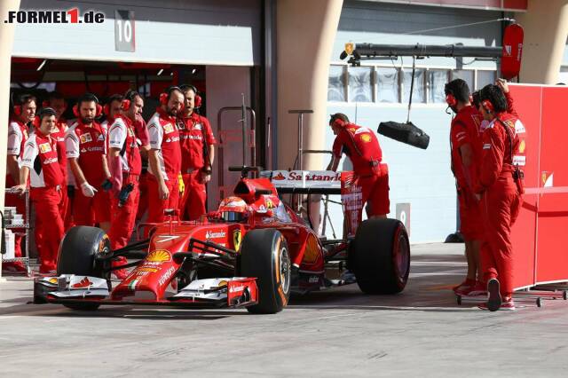 Foto zur News: Kimi Räikkönen stand hingegen Ewigkeiten an der Box. Am neuen Ferrari funktionierte die Telemetirie nicht richtig.