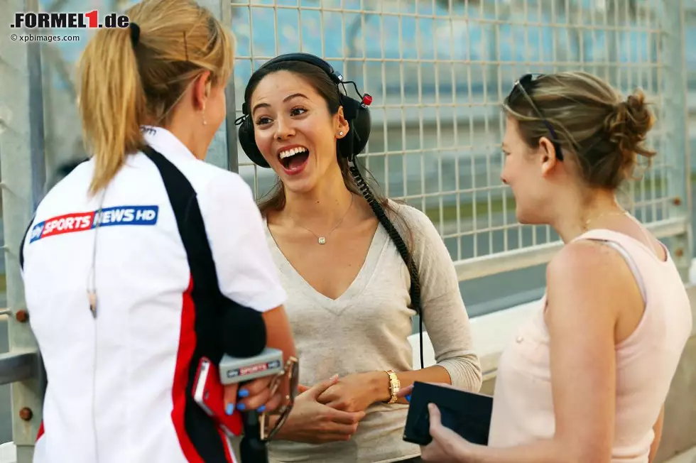 Foto zur News: Jenson Buttons Verlobte Jessica Michibata mit Reporterinnen