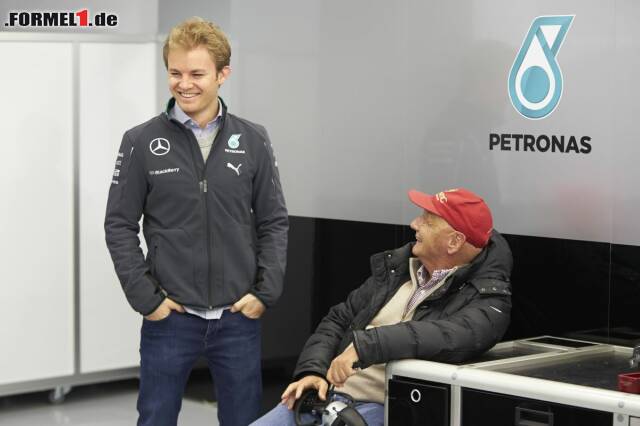 Foto zur News: Neben Formel-1-Fahren hatte Rosberg noch eine weitere Pflicht zu erfüllen: Er durfte Niki Lauda zum 65. Geburtstag gratulieren, den der Österreicher ganz pflichtbewusst in Bahrain feierte. Oder besser gesagt: arbeitete.