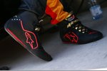 Foto zur News: Schuhe von Pastor Maldonado (Lotus)