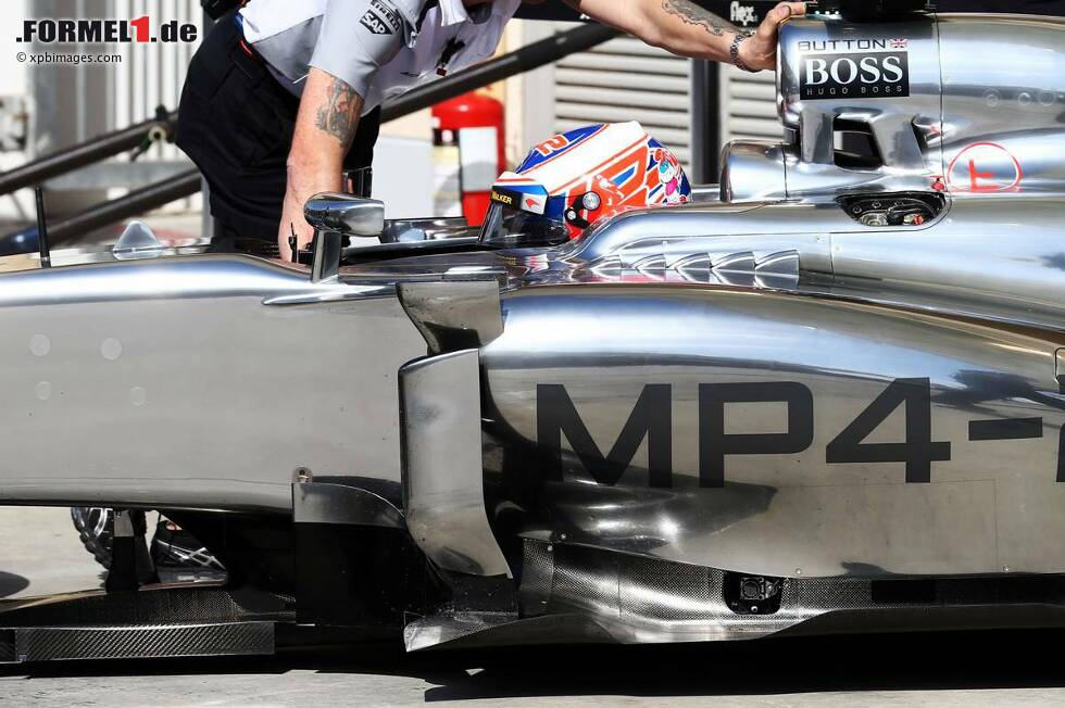Foto zur News: Auch McLaren scheint über den Winter gut gearbeitet zu haben. Nach Kevin Magnussens Bestmarke am Freitag war sein Teamkollege Jenson Button starker Zweiter beim Abschluss.